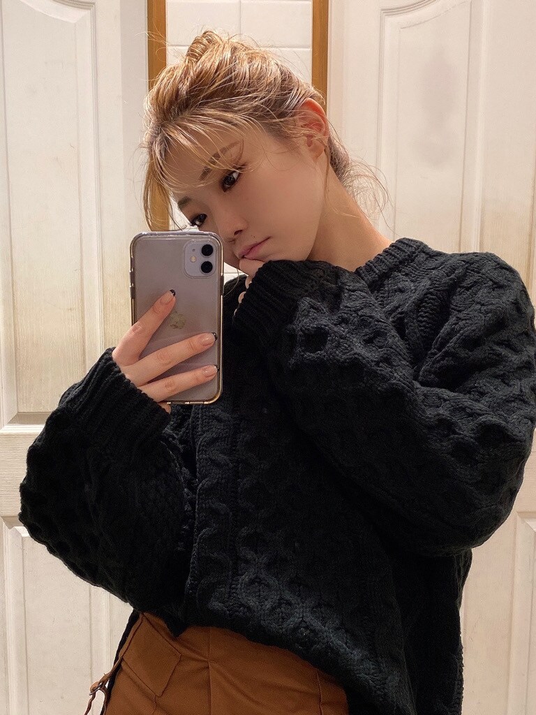 ブラウン系のスカート、ブラウン系のブーツ、ブラック系のニット/セーターを着用したレディースの秋コーディネートの6枚目の写真