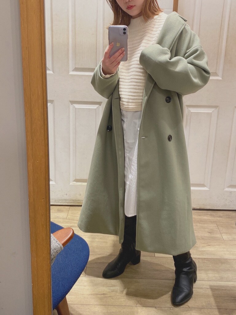 ブラック系のブーツ、グリーン系のその他アウター、ホワイト系のニット/セーターを着用したレディースの冬コーディネートの5枚目の写真