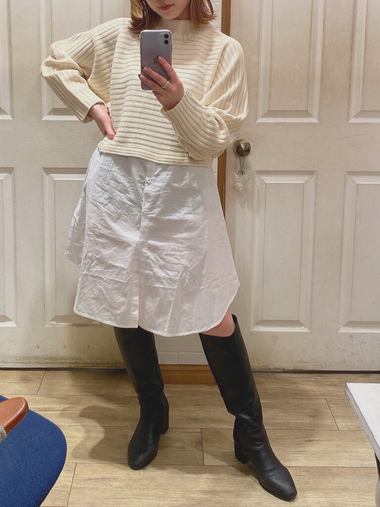 ブラック系のブーツ、グリーン系のその他アウター、ホワイト系のニット/セーターを着用したレディースの冬コーディネートの4枚目の写真