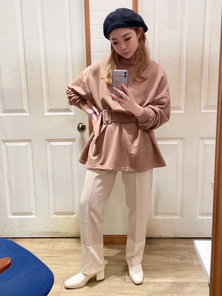 ベージュ系のその他パンツ、ホワイト系のブーツ、ブラウン系のその他トップスを着用したレディースの秋コーディネートの3枚目の写真