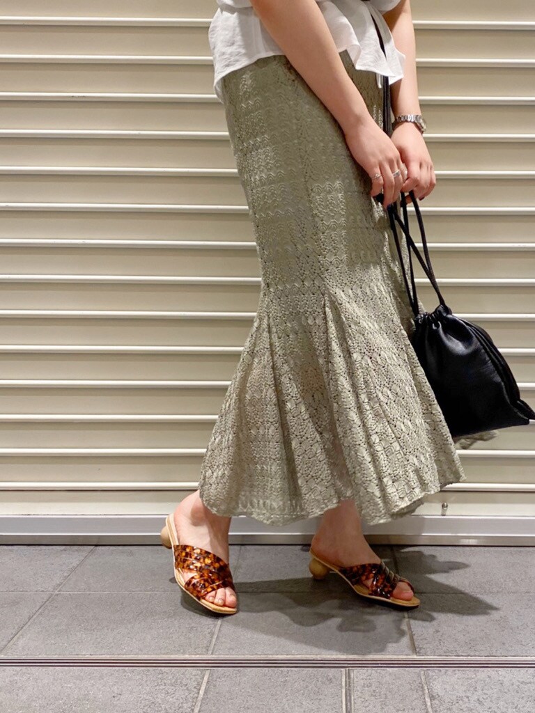 ホワイト系のシャツ/ブラウス、ブラック系のハンドバッグ、その他のサンダルを着用したレディースの夏コーディネートの3枚目の写真