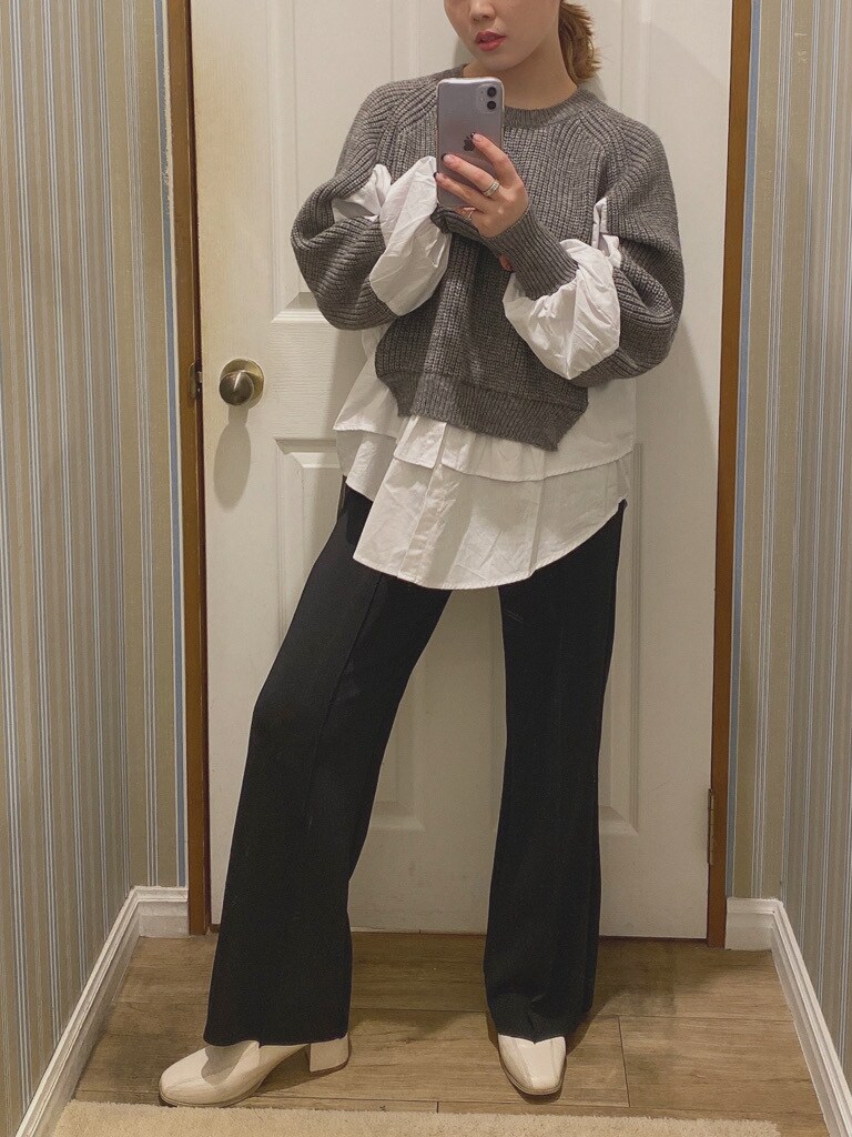 ホワイト系のブーツ、ブラック系のその他パンツ、グレー系のニット/セーターを着用したレディースの冬コーディネートの2枚目の写真