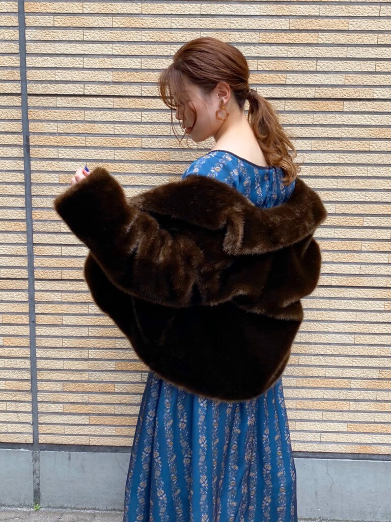 ブルー系のワンピース、ブラウン系のローファー、ブラウン系のその他アウターを着用したレディースの夏コーディネートの5枚目の写真