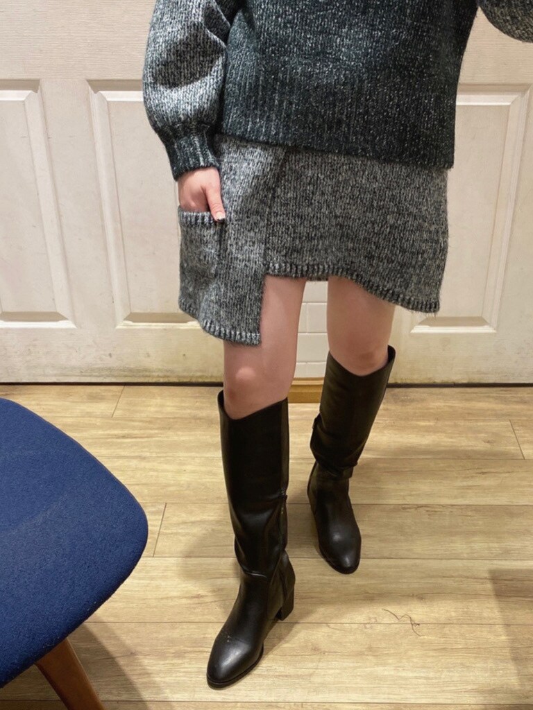 その他のスカート、ブラック系のブーツ、その他のニット/セーターを着用したレディースの秋コーディネートの6枚目の写真