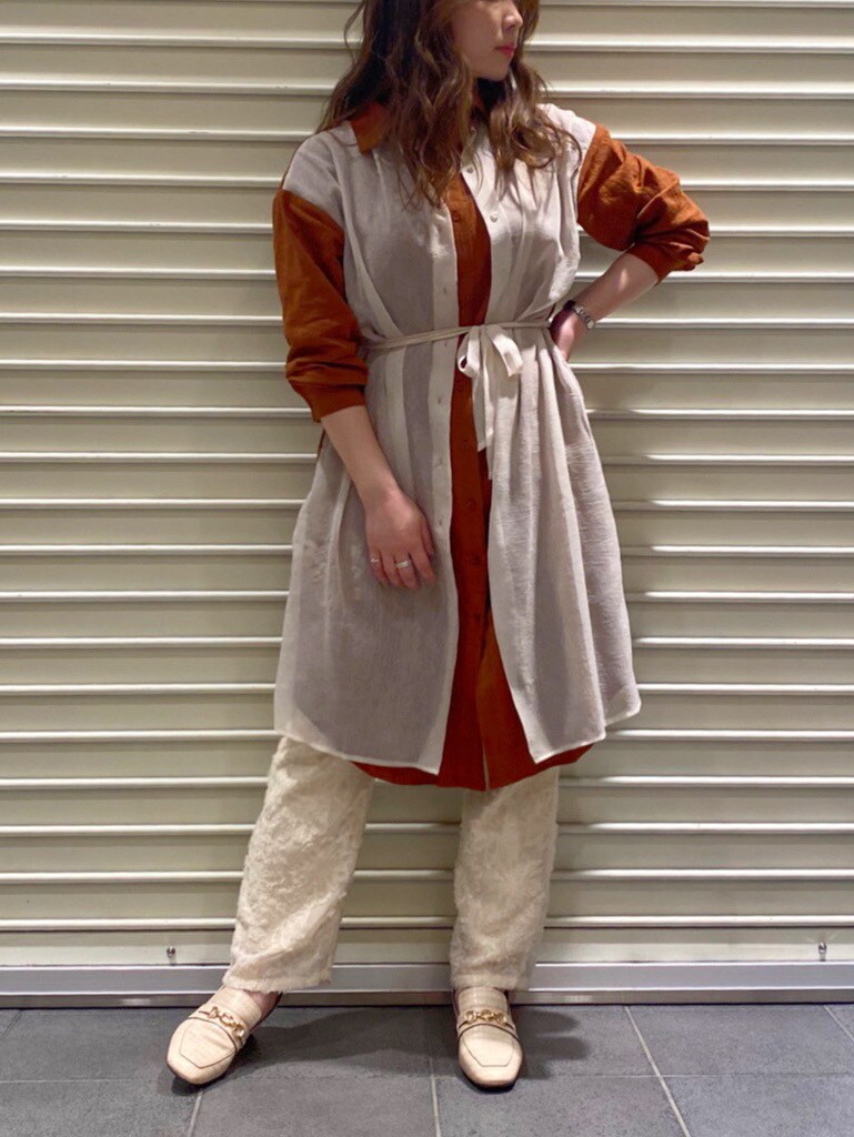 その他のワンピース、ホワイト系のその他パンツ、ホワイト系のローファーを着用したレディースの夏コーディネートの2枚目の写真