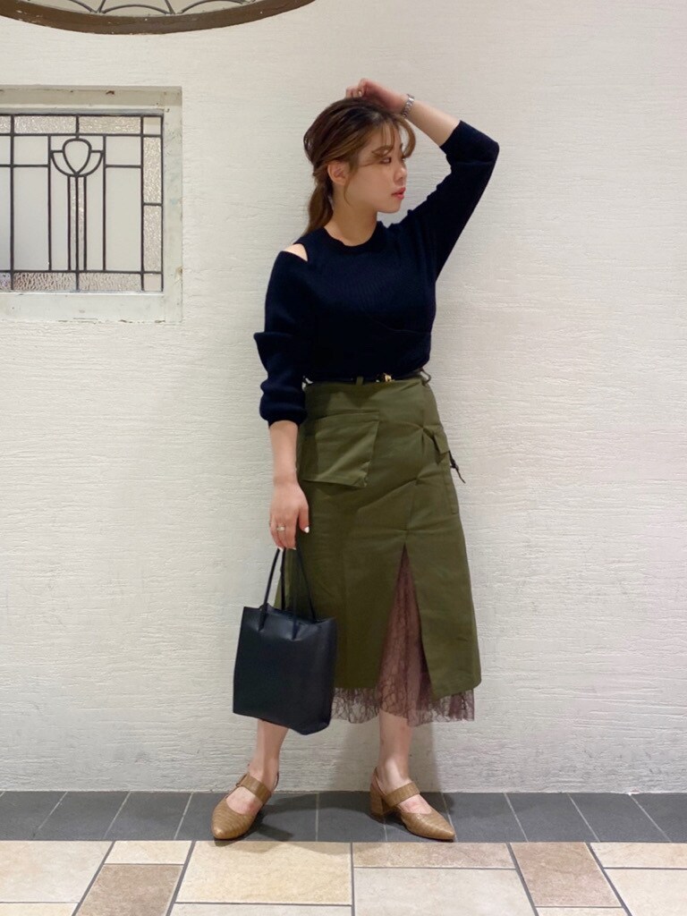 ベージュ系のパンプス、ブラック系のニット/セーター、グリーン系のスカートを着用したレディースの夏コーディネートの6枚目の写真