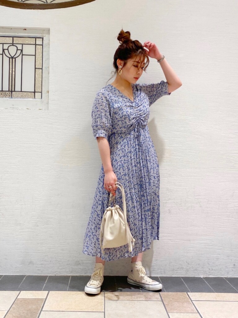 ホワイト系のハンドバッグ、ブルー系のワンピースを着用したレディースの夏コーディネートの3枚目の写真