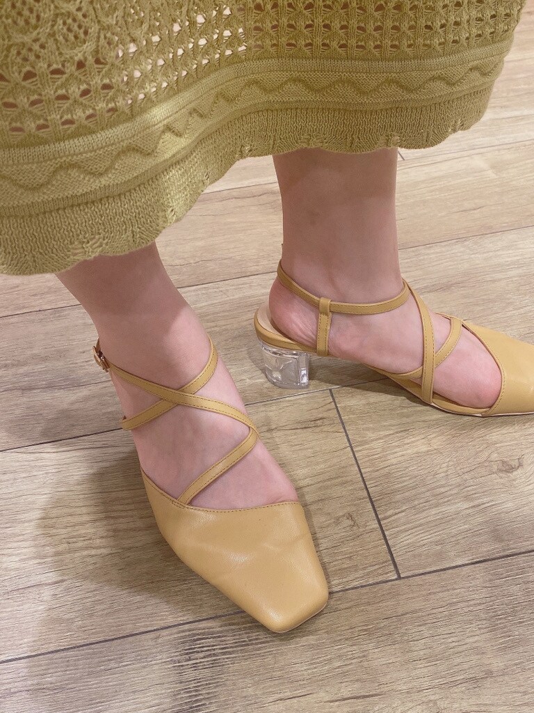 ホワイト系のシャツ/ブラウス、グリーン系のスカート、イエロー系のパンプスを着用したレディースの冬コーディネートの3枚目の写真