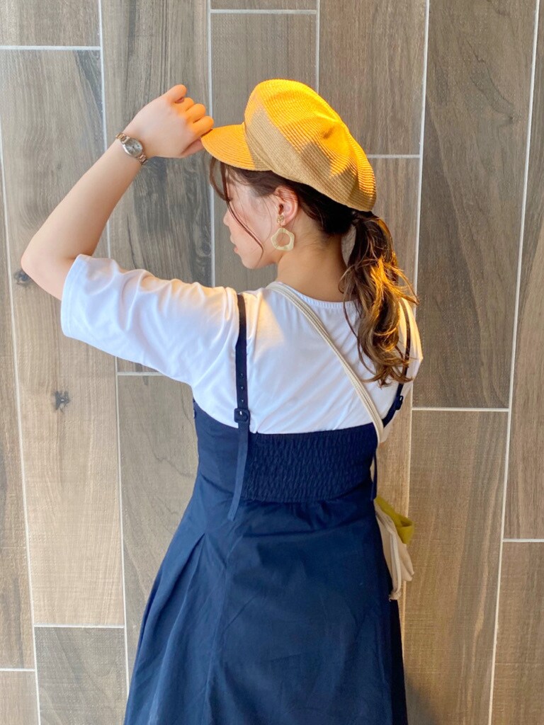 ホワイト系のパンプス、ホワイト系のハンドバッグ、ホワイト系のTシャツ/カットソーを着用したレディースの夏コーディネートの4枚目の写真