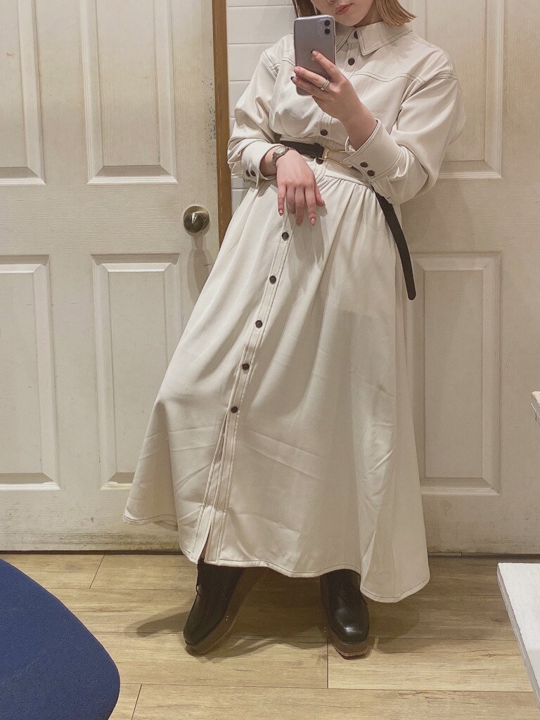 ホワイト系のワンピース、ブラック系のローファーを着用したレディースの冬コーディネートの2枚目の写真