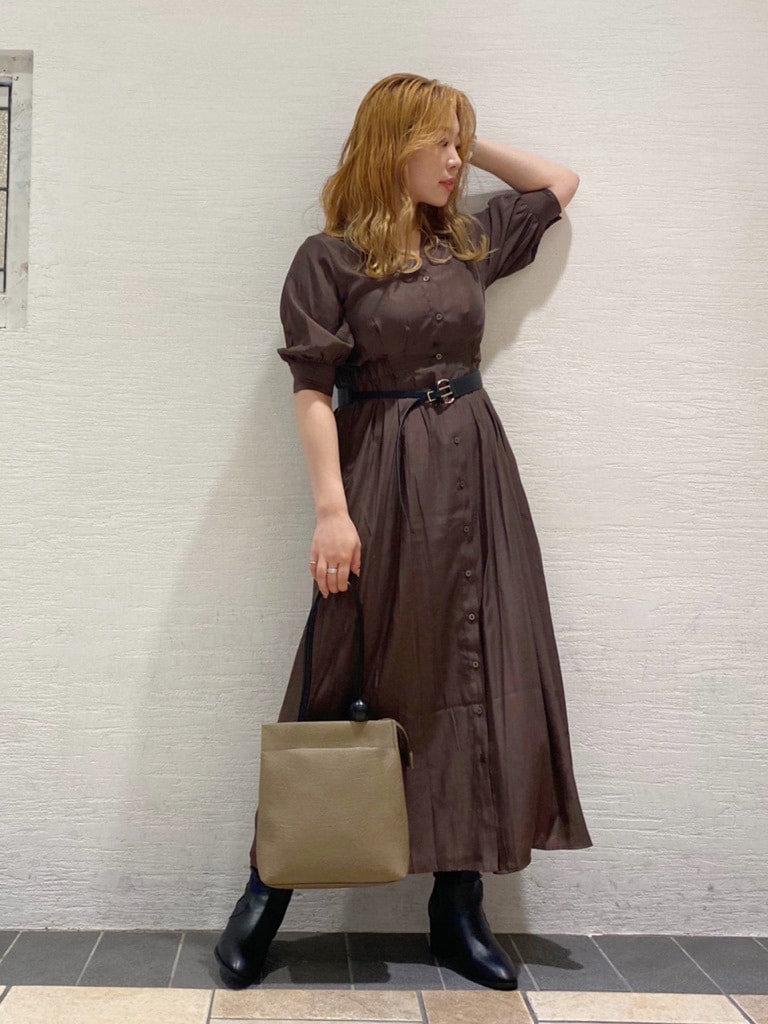 ベージュ系のハンドバッグ、その他のテーラードジャケット、ブラック系のブーツを着用したレディースの秋コーディネートの2枚目の写真