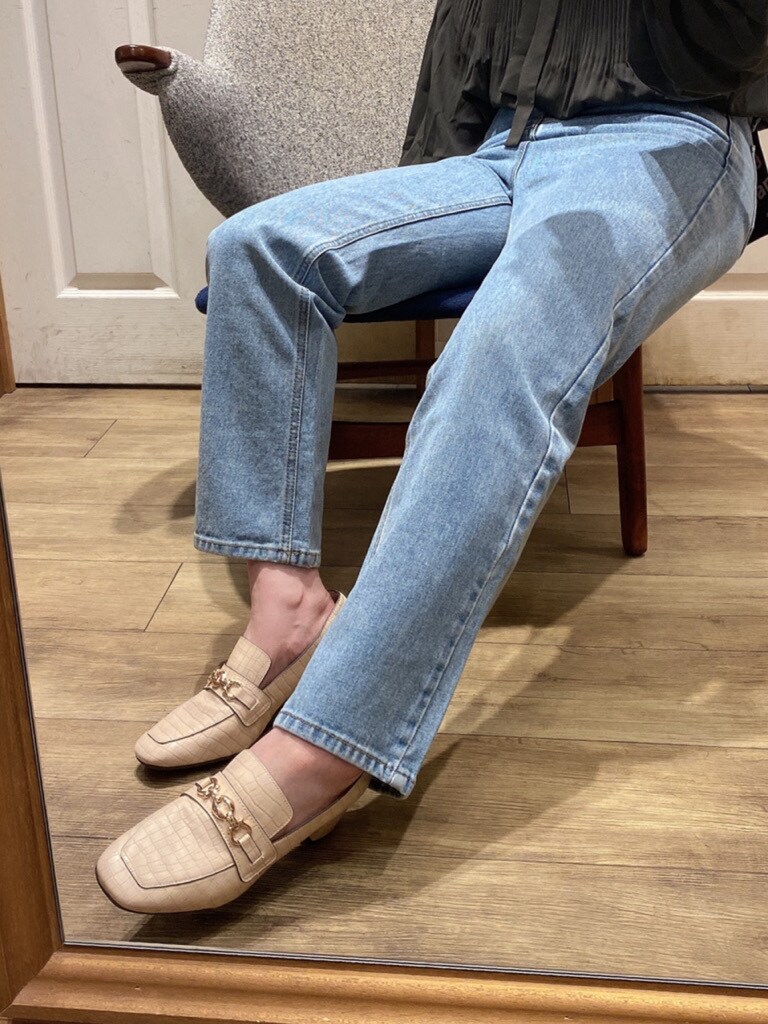 ベージュ系のシャツ/ブラウス、ホワイト系のローファーを着用したレディースの秋コーディネートの4枚目の写真