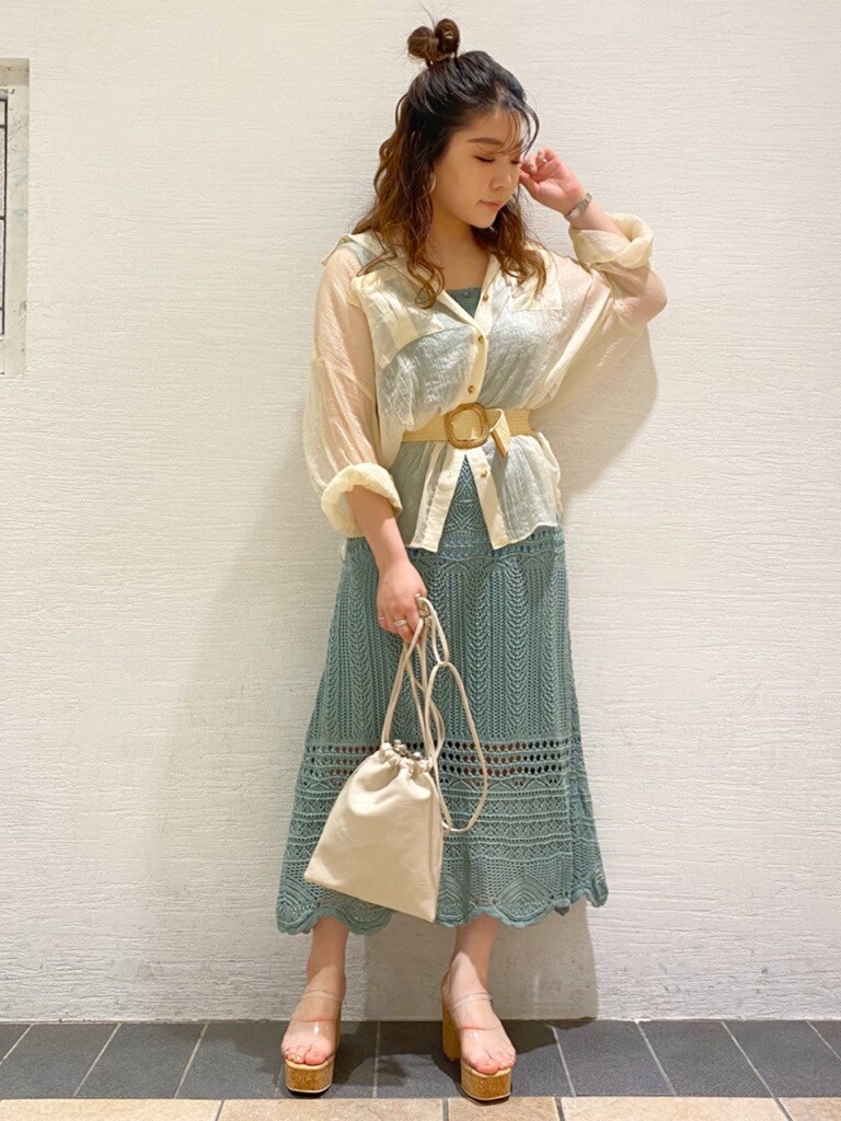 その他のサンダル、ホワイト系のハンドバッグ、ホワイト系のシャツ/ブラウスを着用したレディースの夏コーディネートの3枚目の写真