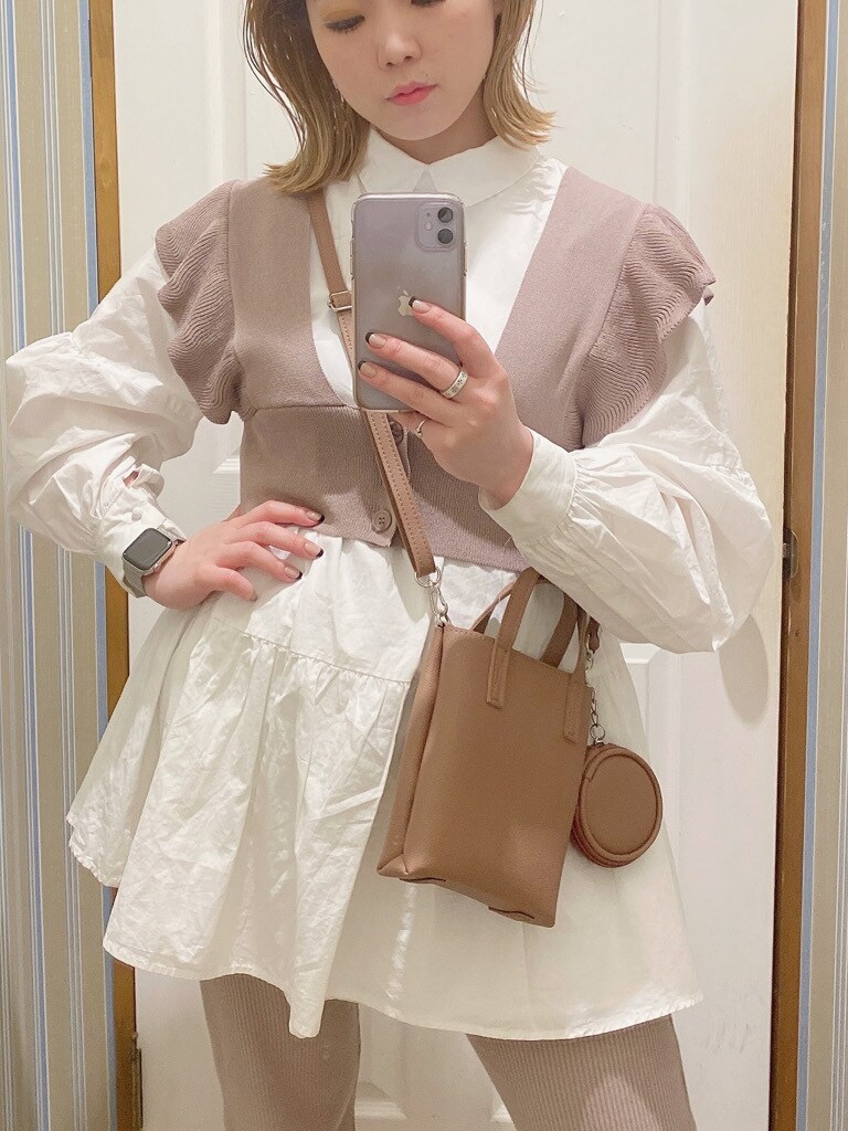 ホワイト系のシャツ/ブラウス、ベージュ系のその他パンツ、ブラウン系のハンドバッグを着用したレディースの春コーディネートの4枚目の写真