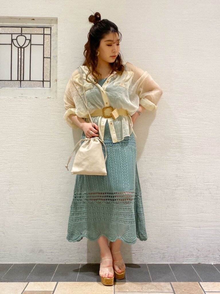 その他のサンダル、ホワイト系のハンドバッグ、ホワイト系のシャツ/ブラウスを着用したレディースの夏コーディネートの2枚目の写真