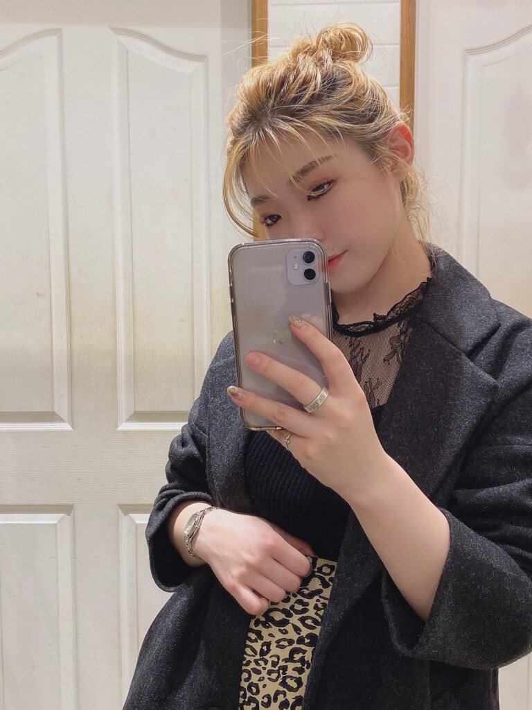 ブラウン系のスカート、ブラック系のブーツ、ブラック系のニット/セーターを着用したレディースの秋コーディネートの3枚目の写真