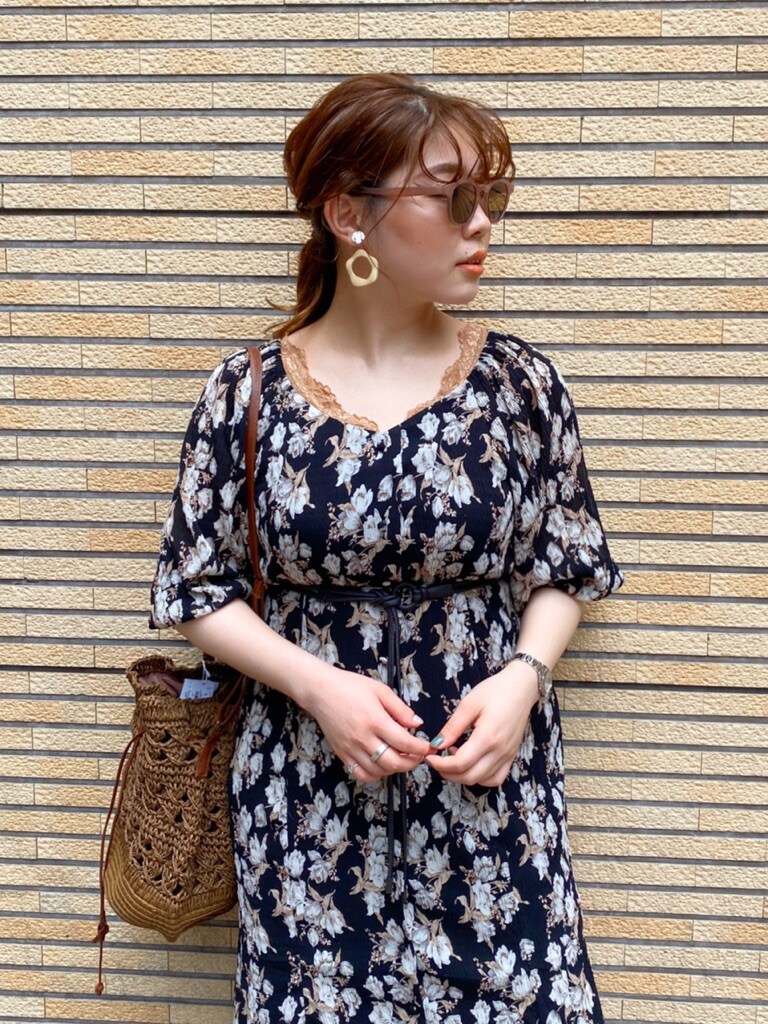 ホワイト系のその他パンツ、ブラック系のワンピース、ブラウン系のサンダルを着用したレディースの夏コーディネートの7枚目の写真