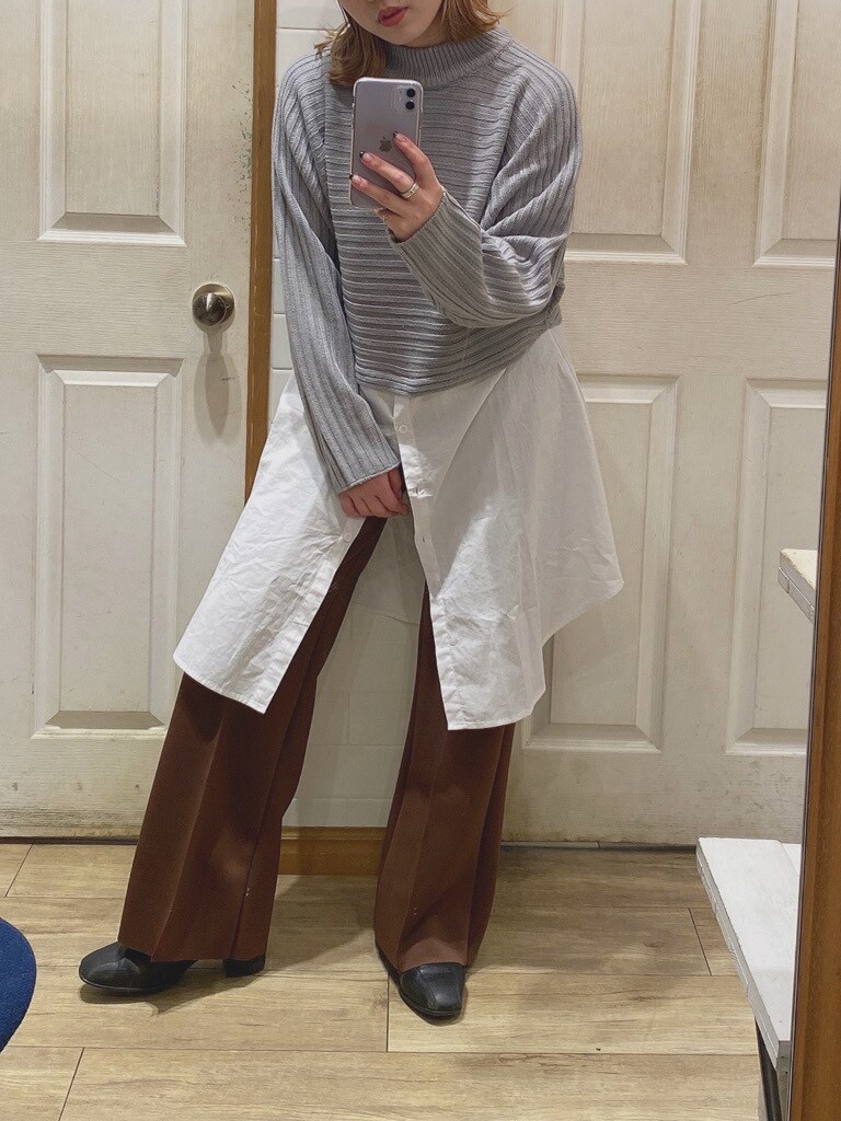 ブラック系のブーツ、ブラウン系のその他パンツ、グレー系のニット/セーターを着用したレディースの冬コーディネートの6枚目の写真