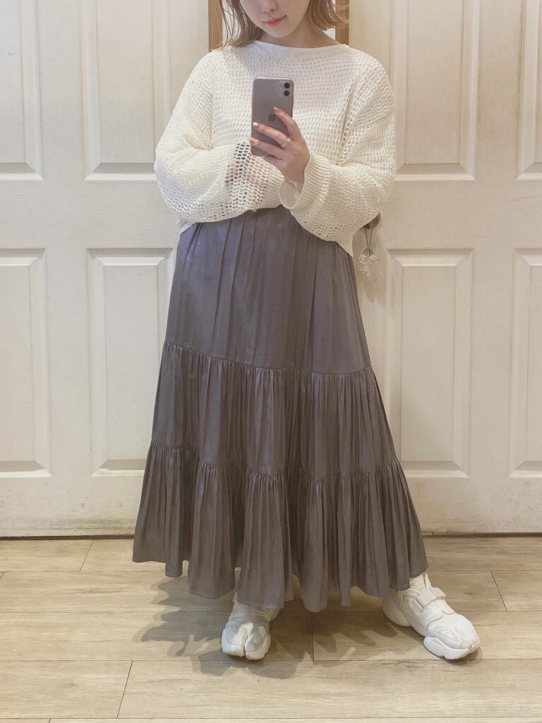 ホワイト系のTシャツ/カットソー、パープル系のスカート、ホワイト系のニット/セーターを着用したレディースの春コーディネートの3枚目の写真