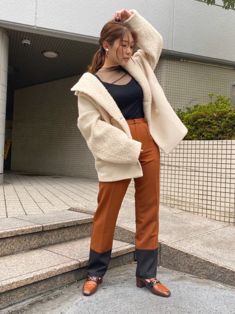 ホワイト系のその他アウター、ブラウン系のローファー、ピンク系のその他パンツを着用したレディースの夏コーディネートの4枚目の写真