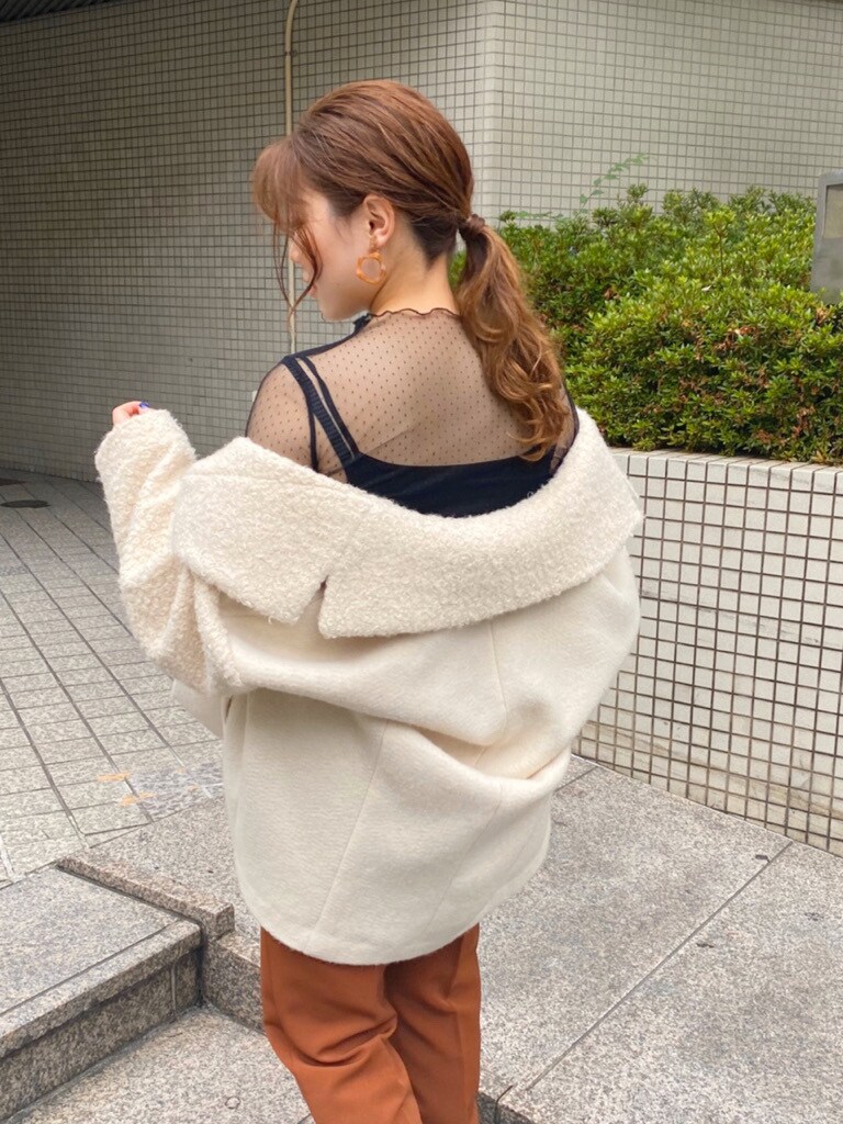 ホワイト系のその他アウター、ブラウン系のローファー、ピンク系のその他パンツを着用したレディースの夏コーディネートの3枚目の写真