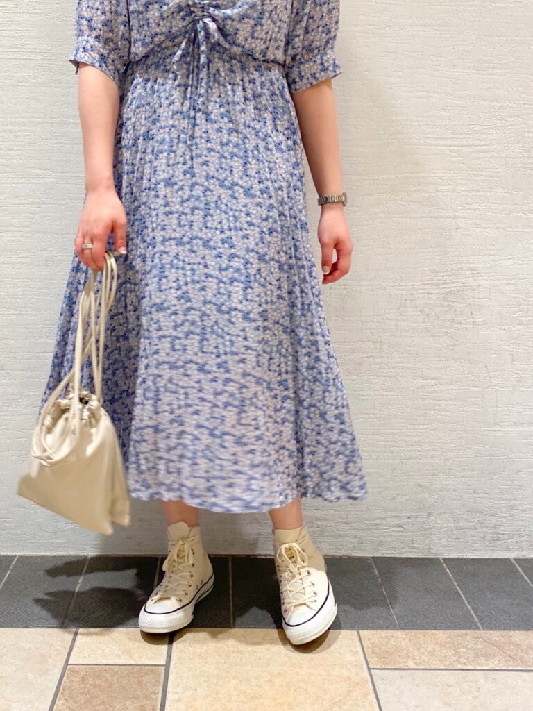 ホワイト系のハンドバッグ、ブルー系のワンピースを着用したレディースの夏コーディネートの4枚目の写真