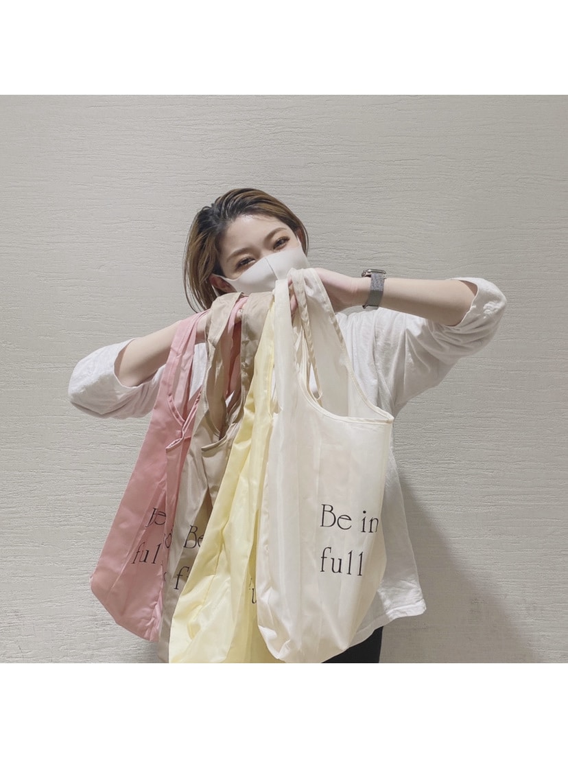 ホワイト系のエコバッグ/サブバッグ、ブルー系のスカートを着用したレディースの春コーディネートの5枚目の写真