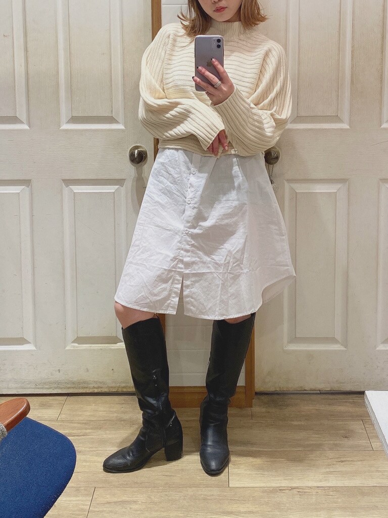 ブラック系のブーツ、グリーン系のその他アウター、ホワイト系のニット/セーターを着用したレディースの冬コーディネートの3枚目の写真