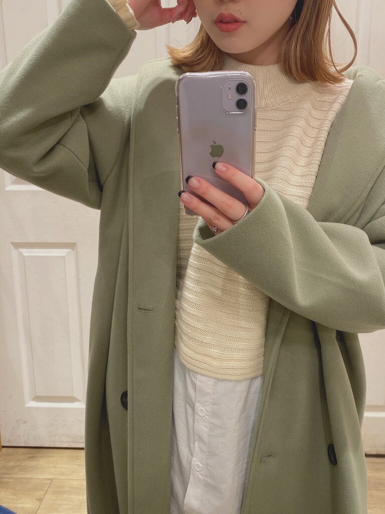 ブラック系のブーツ、グリーン系のその他アウター、ホワイト系のニット/セーターを着用したレディースの冬コーディネートの6枚目の写真