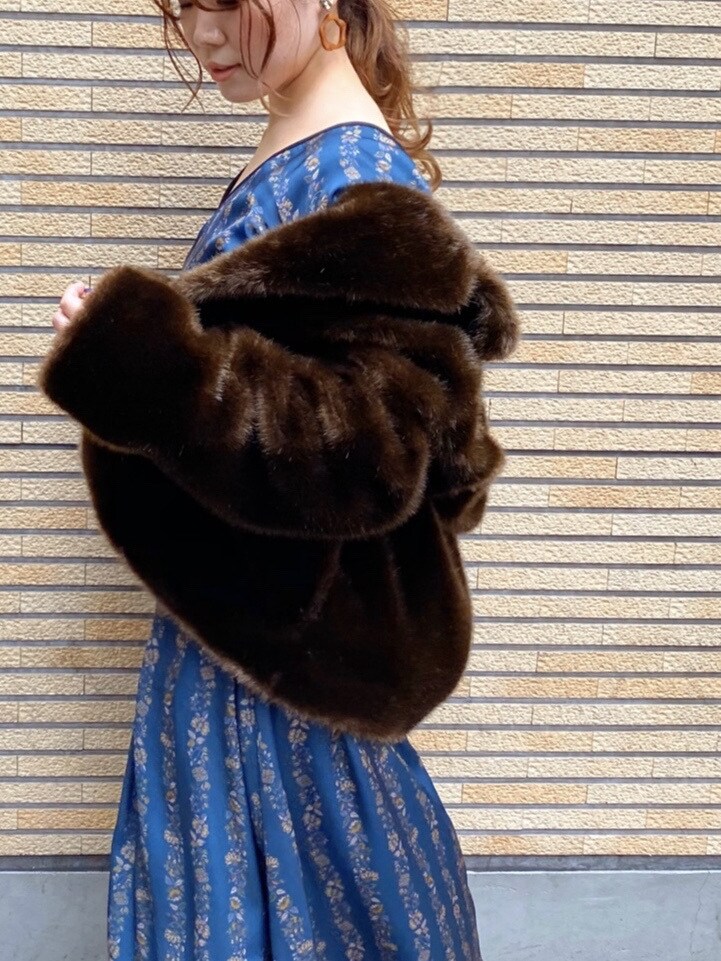 ブルー系のワンピース、ブラウン系のローファー、ブラウン系のその他アウターを着用したレディースの夏コーディネートの4枚目の写真