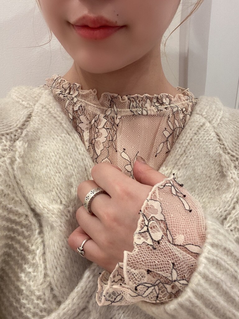 ホワイト系のブーツ、ホワイト系のカーディガン/ボレロ、ホワイト系のシャツ/ブラウスを着用したレディースの秋コーディネートの2枚目の写真