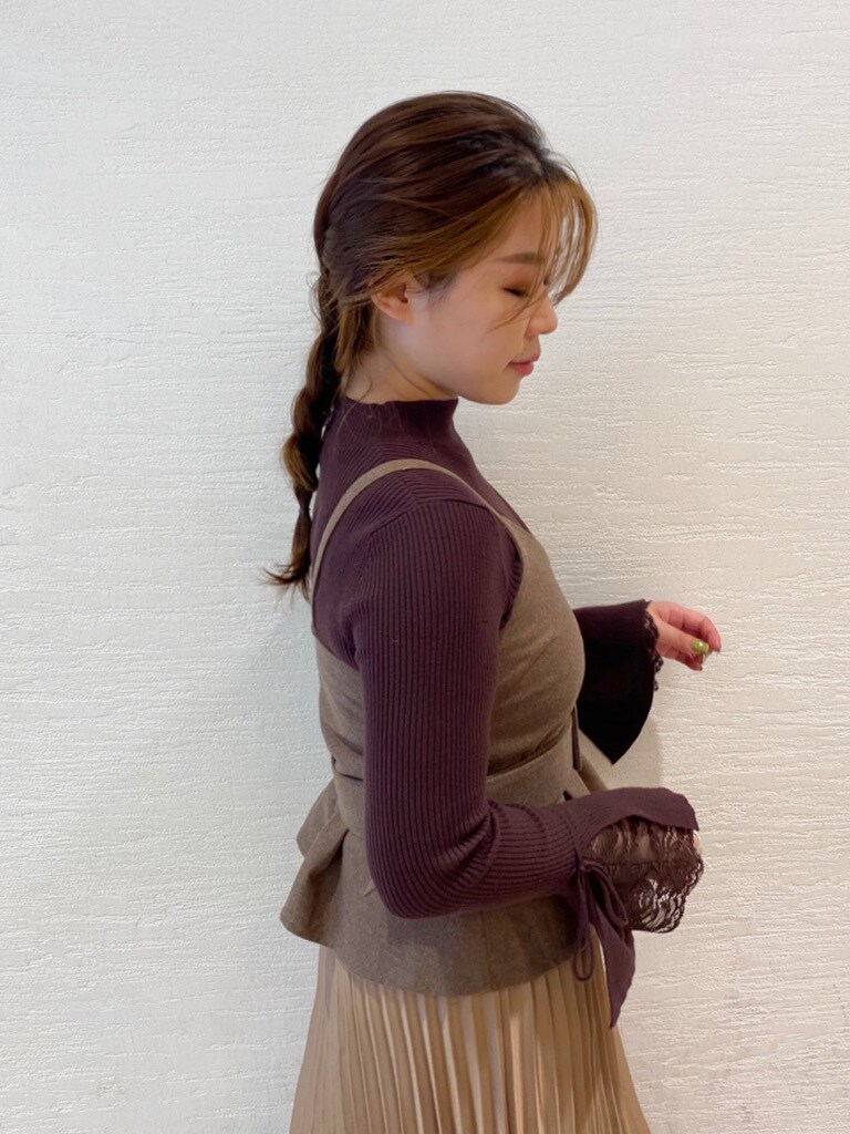 ブラウン系のワンピース、ホワイト系のブーツ、ベージュ系のチェスターコートを着用したレディースの夏コーディネートの6枚目の写真