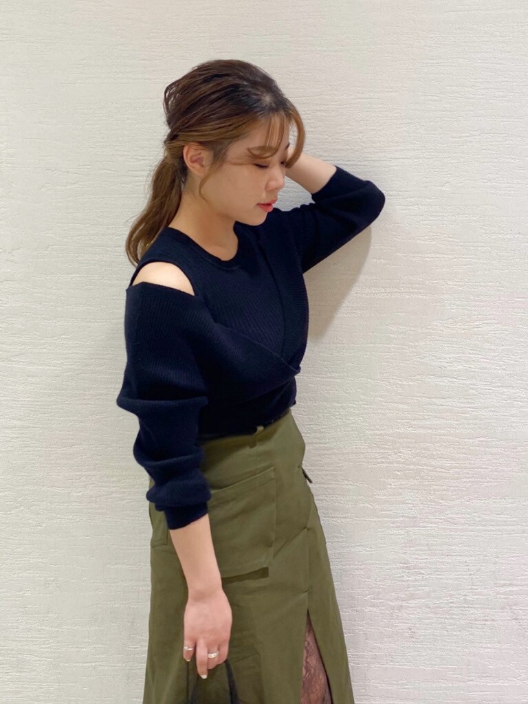 ベージュ系のパンプス、ブラック系のニット/セーター、グリーン系のスカートを着用したレディースの夏コーディネートの4枚目の写真