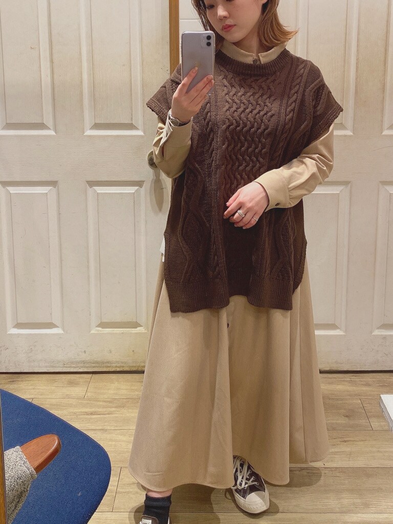 ベージュ系のワンピース、ブラウン系のベストを着用したレディースの冬コーディネートの3枚目の写真