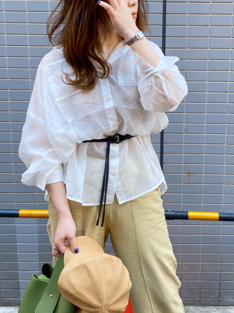グリーン系のハンドバッグ、グリーン系のその他パンツ、ホワイト系のシャツ/ブラウスを着用したレディースの夏コーディネートの3枚目の写真