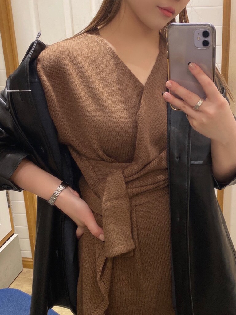 ブラック系のテーラードジャケット、ブラウン系のワンピース、ブラック系のブーツを着用したレディースの秋コーディネートの5枚目の写真