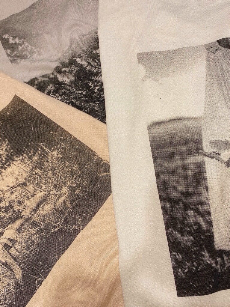 オレンジ系のスカート、オレンジ系のTシャツ/カットソー、ホワイト系のハットを着用したレディースの春コーディネートの4枚目の写真