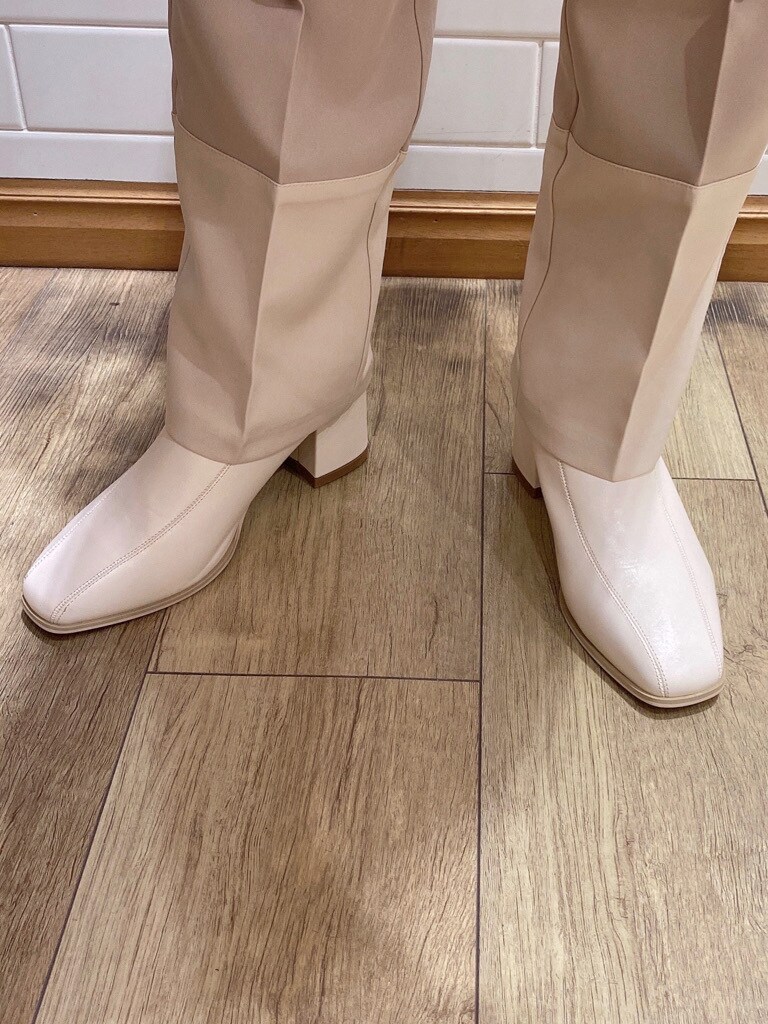 ベージュ系のその他パンツ、ホワイト系のブーツ、ブラウン系のその他トップスを着用したレディースの秋コーディネートの5枚目の写真