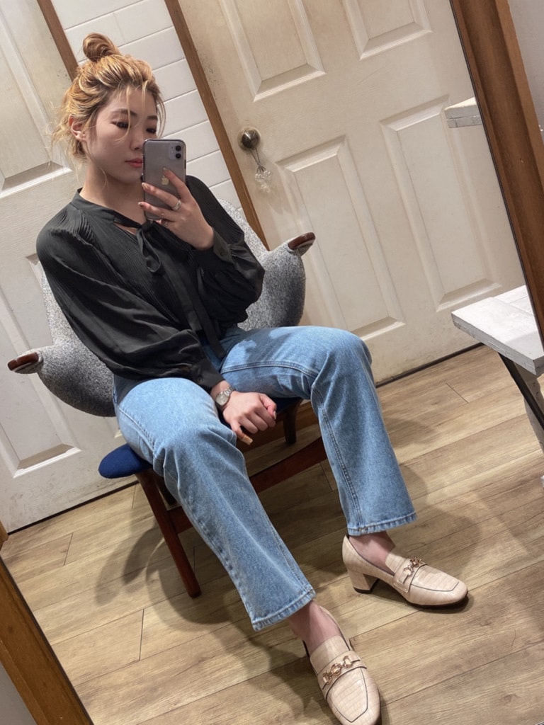 ベージュ系のシャツ/ブラウス、ホワイト系のローファーを着用したレディースの秋コーディネートの2枚目の写真