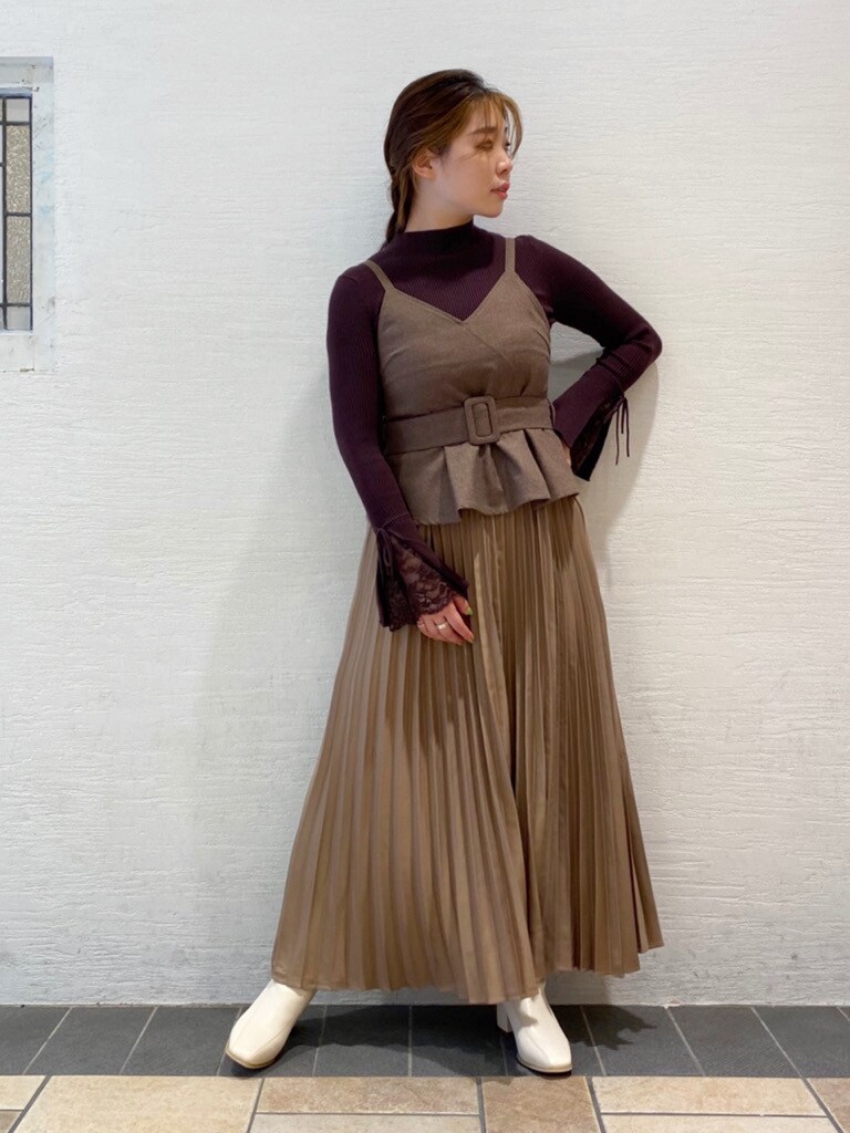 ブラウン系のワンピース、ホワイト系のブーツ、ベージュ系のチェスターコートを着用したレディースの夏コーディネートの3枚目の写真