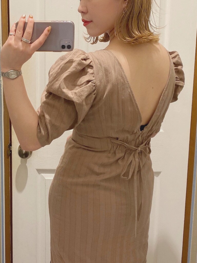 ベージュ系のワンピース、ブラウン系のサンダルを着用したレディースの春コーディネートの3枚目の写真