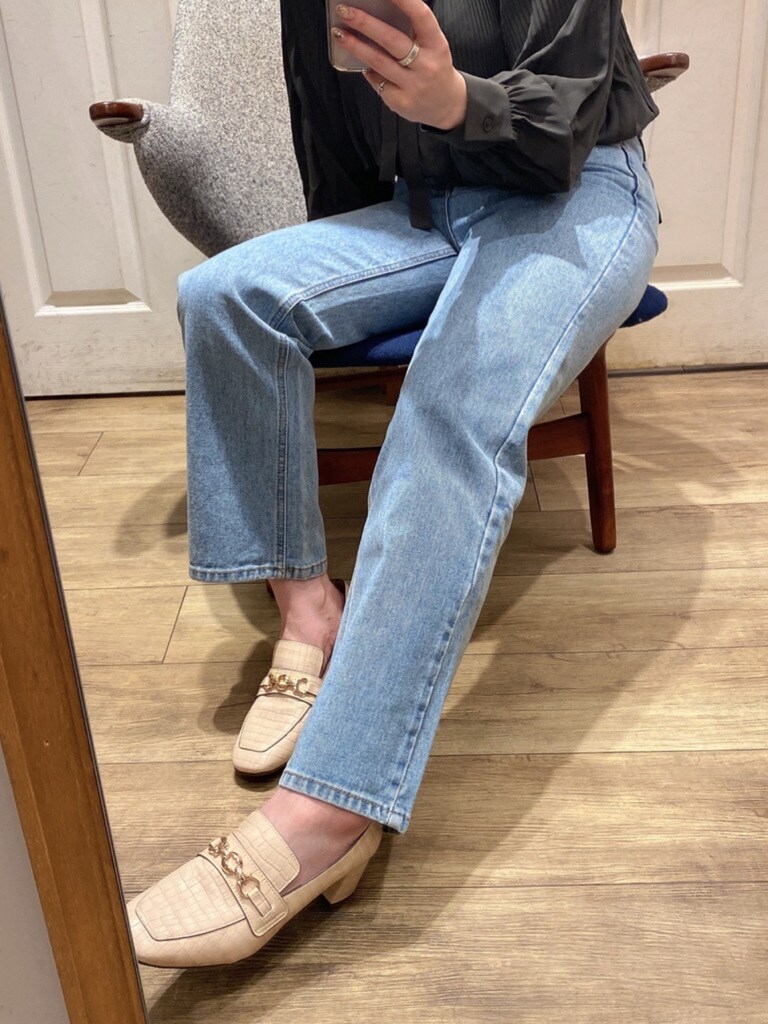 ベージュ系のシャツ/ブラウス、ホワイト系のローファーを着用したレディースの秋コーディネートの3枚目の写真