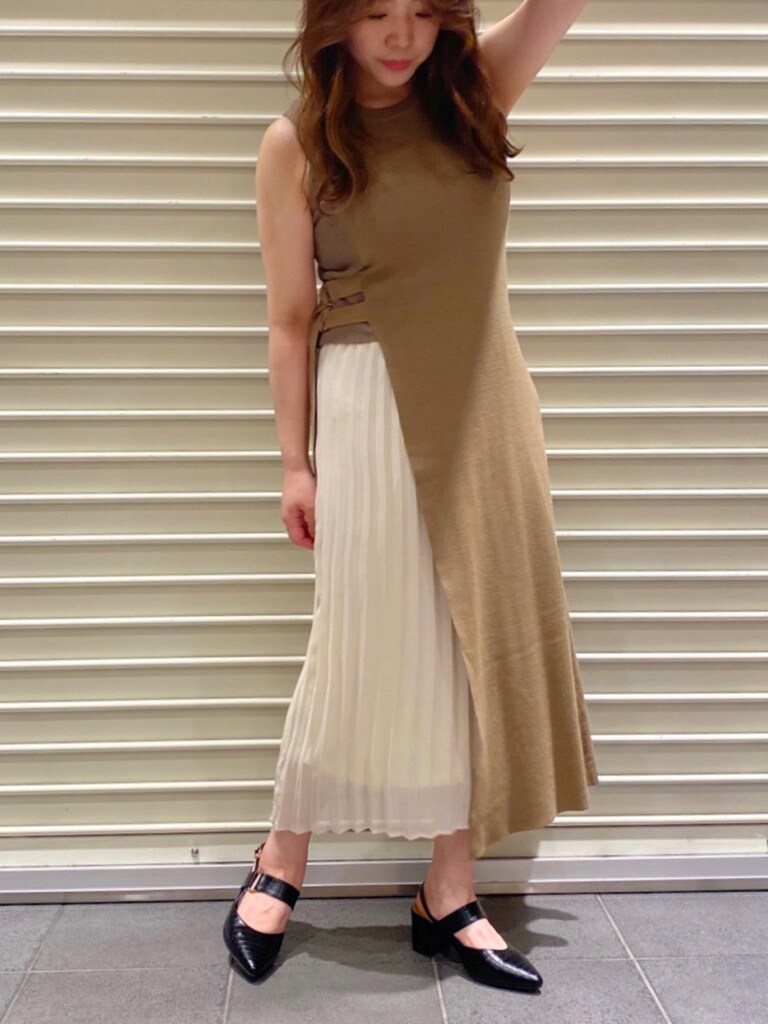 ベージュ系のトレンチコート、ブラック系のパンプス、ベージュ系のワンピースを着用したレディースの夏コーディネートの4枚目の写真