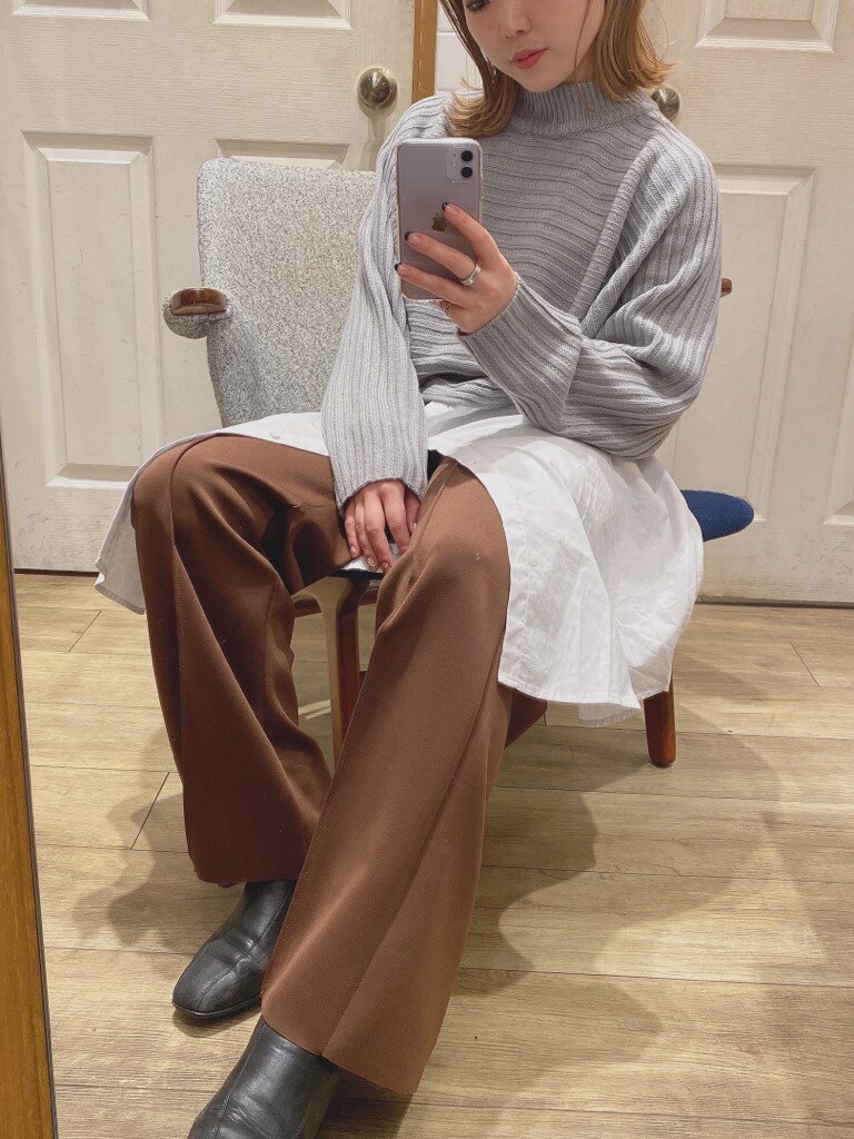 ブラック系のブーツ、ブラウン系のその他パンツ、グレー系のニット/セーターを着用したレディースの冬コーディネートの2枚目の写真