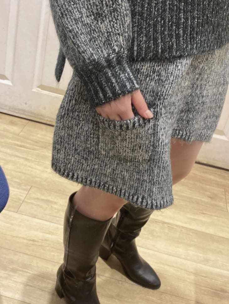 その他のスカート、ブラック系のブーツ、その他のニット/セーターを着用したレディースの秋コーディネートの5枚目の写真