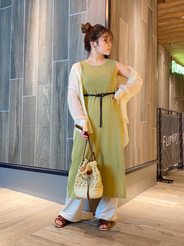 ホワイト系のその他パンツ、その他のサンダル、ベージュ系のハンドバッグを着用したレディースの夏コーディネートの2枚目の写真