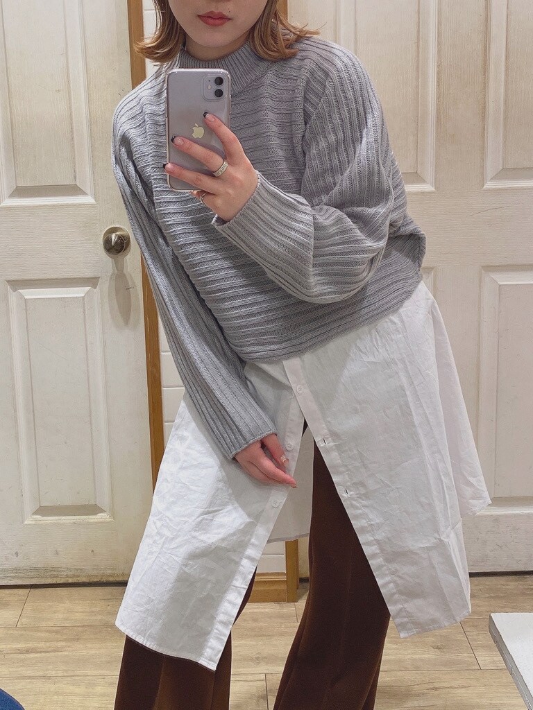 ブラック系のブーツ、ブラウン系のその他パンツ、グレー系のニット/セーターを着用したレディースの冬コーディネートの4枚目の写真