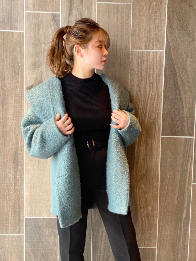 グリーン系のその他アウター、ブラック系のその他パンツ、ホワイト系のブーツを着用したレディースの夏コーディネートの2枚目の写真