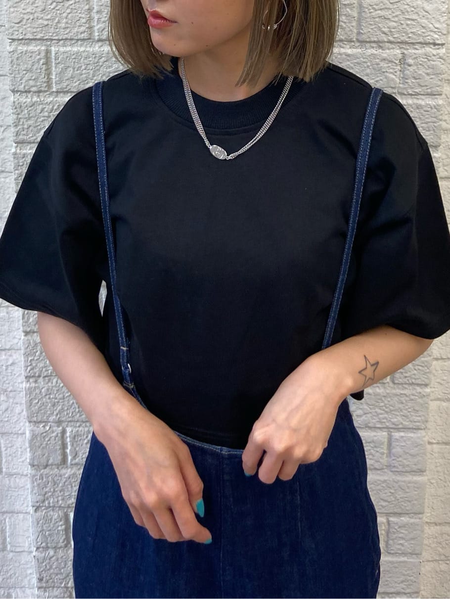 ブラック系のサンダル、ブルー系のサロペット/オーバーオール、ブラック系のTシャツ/カットソーを着用したレディースの夏コーディネートの4枚目の写真