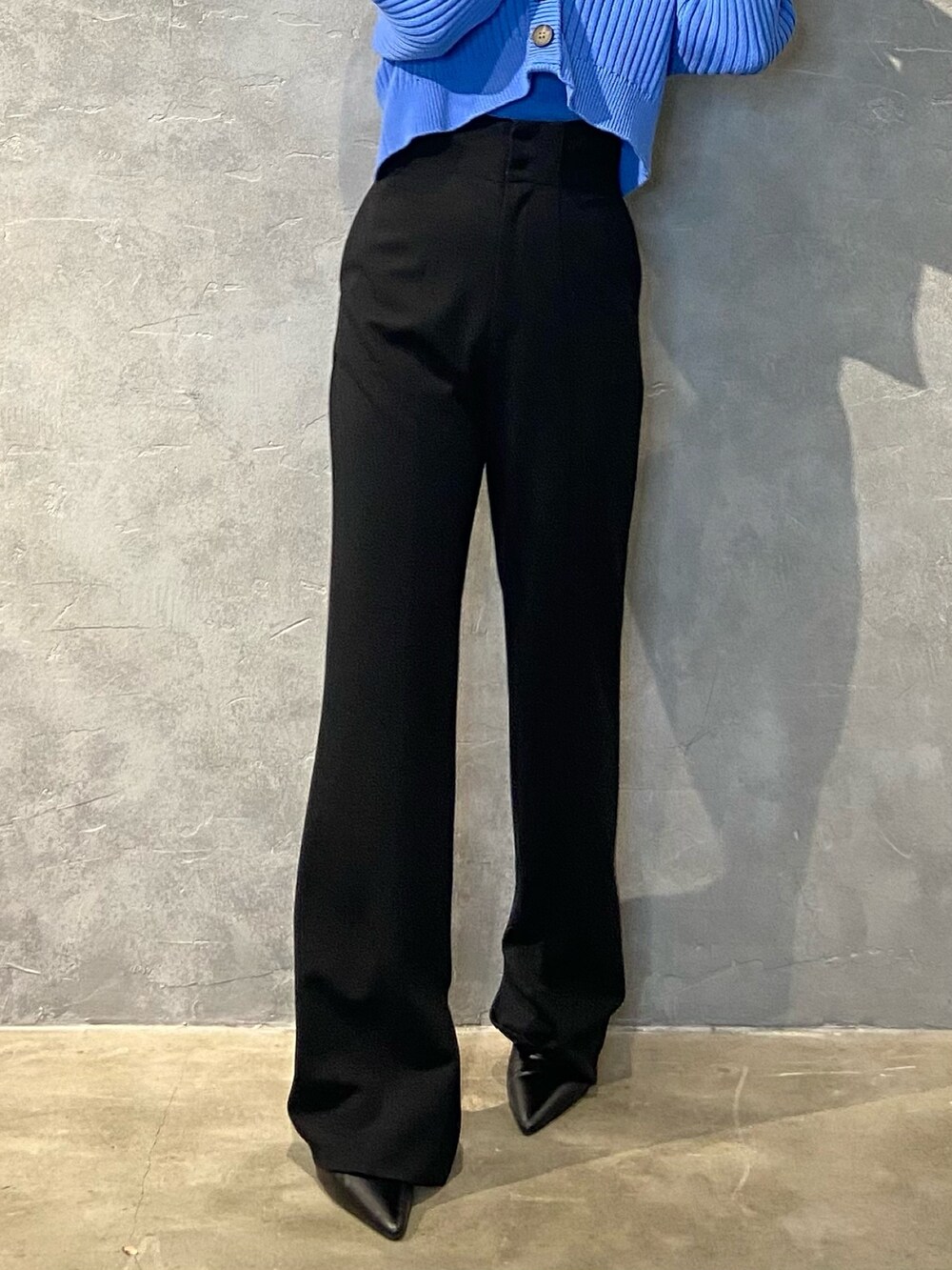 ブルー系のカーディガン/ボレロ、ブラック系のその他パンツ、ブラック系のパンプスを着用したレディースの冬コーディネートの6枚目の写真